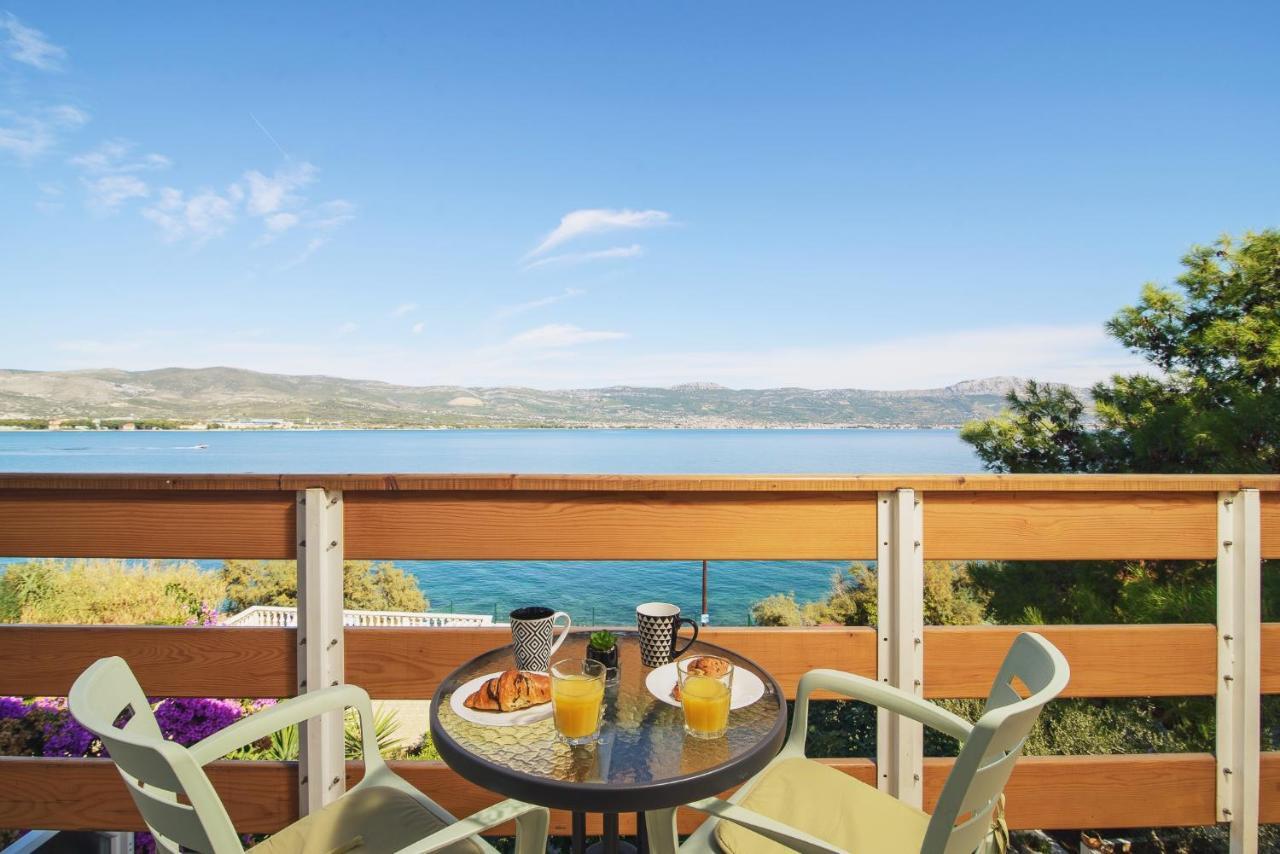 Villa Bua - Beautiful Seafront Apartments Трогир Экстерьер фото