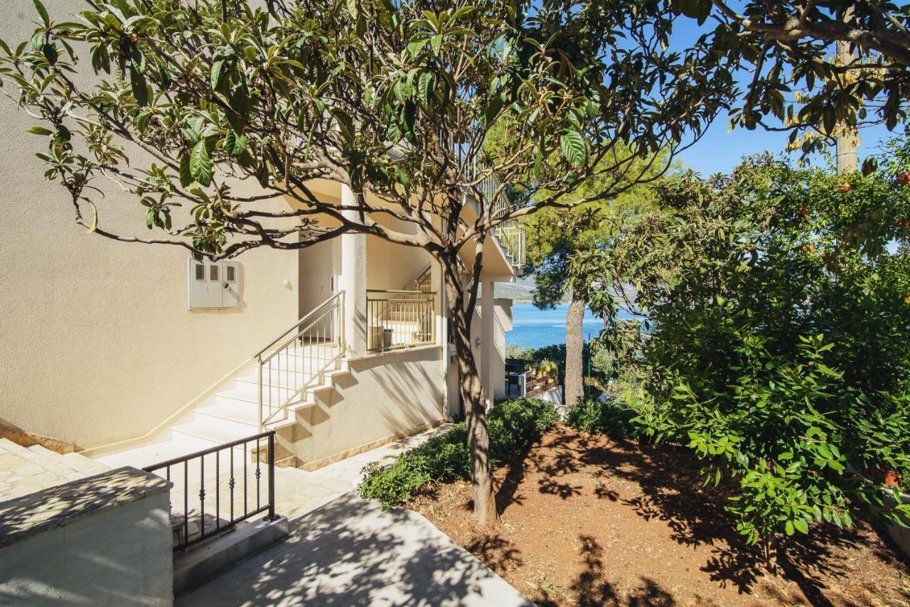 Villa Bua - Beautiful Seafront Apartments Трогир Экстерьер фото