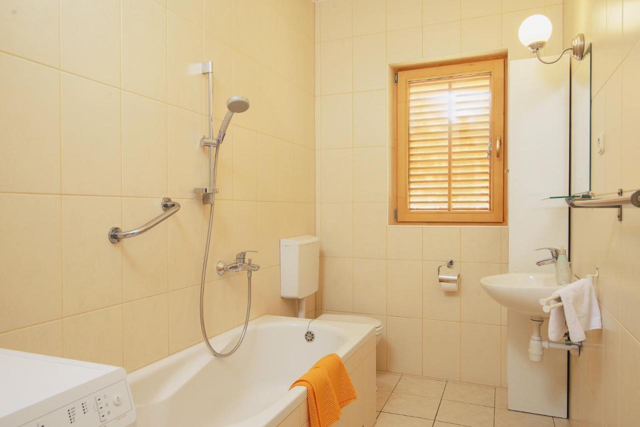 Villa Bua - Beautiful Seafront Apartments Трогир Экстерьер фото